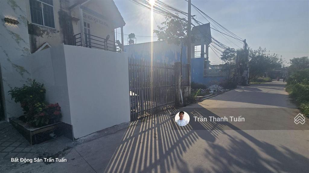 Nhà đẹp mặt tiền bê tông 6m, thông, đông, tiện kinh doanh. giữa tỉnh lộ 824 và 825