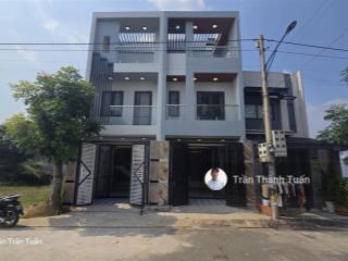 Nhà 2 lầu mặt tiền đường nhựa 14m,thông, kề bên chợ, trường, gần cầu lớn hóc môn. sổ hồng hoàn công