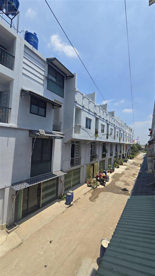 Nhà lầu 4,5x12m đường 7m, khu dân cư đông đúc, sung túc. ngay trung tâm mỹ hạnh sát cầu lớn hóc môn