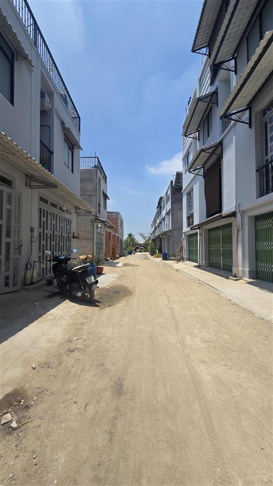 Nhà lầu 4,5x12m đường 7m, khu dân cư đông đúc, sung túc. ngay trung tâm mỹ hạnh sát cầu lớn hóc môn