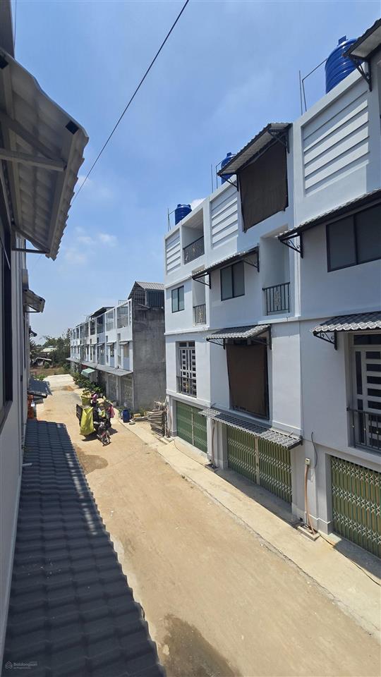 Nhà lầu 4,5x12m đường 7m, khu dân cư đông đúc, sung túc. ngay trung tâm mỹ hạnh sát cầu lớn hóc môn