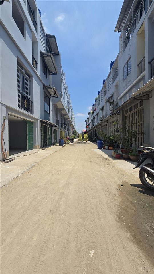 Nhà lầu 4,5x12m đường 7m, khu dân cư đông đúc, sung túc. ngay trung tâm mỹ hạnh sát cầu lớn hóc môn