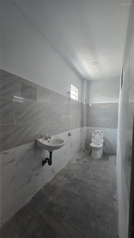 Nhà lầu 4,5x12m đường 7m, khu dân cư đông đúc, sung túc. ngay trung tâm mỹ hạnh sát cầu lớn hóc môn