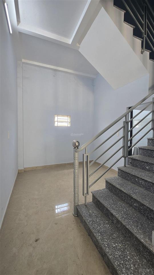 Nhà lầu 4,5x12m đường 7m, khu dân cư đông đúc, sung túc. ngay trung tâm mỹ hạnh sát cầu lớn hóc môn