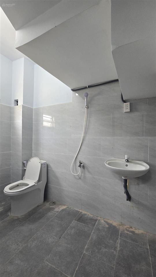 Nhà lầu 4,5x12m đường 7m, khu dân cư đông đúc, sung túc. ngay trung tâm mỹ hạnh sát cầu lớn hóc môn