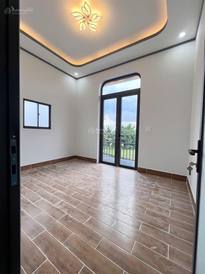 Nhà giá rẻ, sổ hồng hoàn công, đường 7m, sát hóc môn