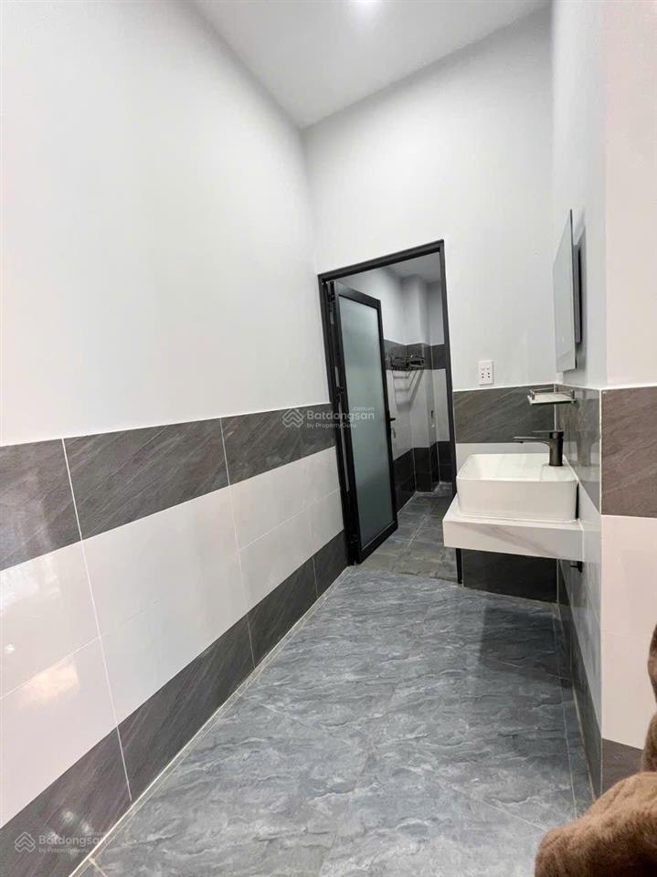 Nhà giá rẻ, sổ hồng hoàn công, đường 7m, sát hóc môn