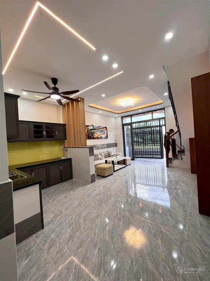Nhà giá rẻ, sổ hồng hoàn công, đường 7m, sát hóc môn