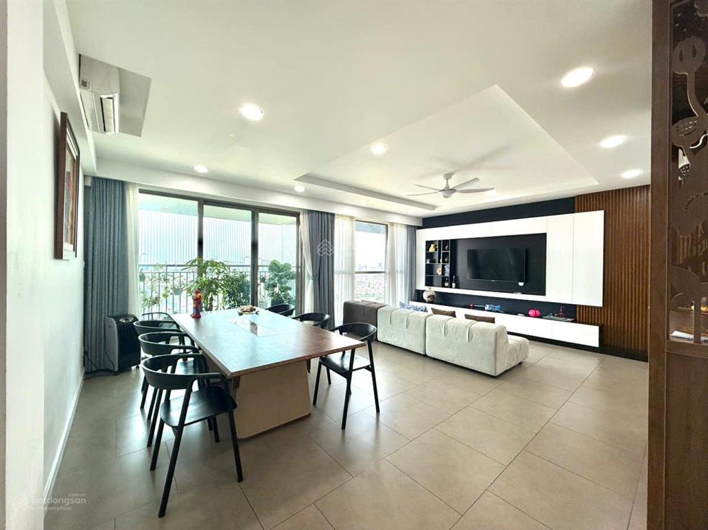 Giá siêu tốt. chủ cần tiền thiện chí bán giá 10,5 tỷ, dt 148m2 tại ch riviera point quận 7