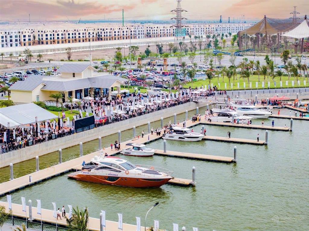 Shophouse 4 tầng mặt đường 36m vinhomes royal island vũ yên giá chỉ hơn 9 tỷ, biển mặn sau nhà