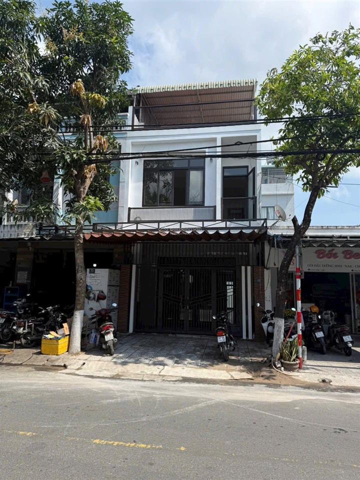Bán nhà 3 tầng đô đốc lộc (7m5). vị trí sát chợ hoà xuân. hướng tây nam, gồm 4p ngủ, 3 toilet