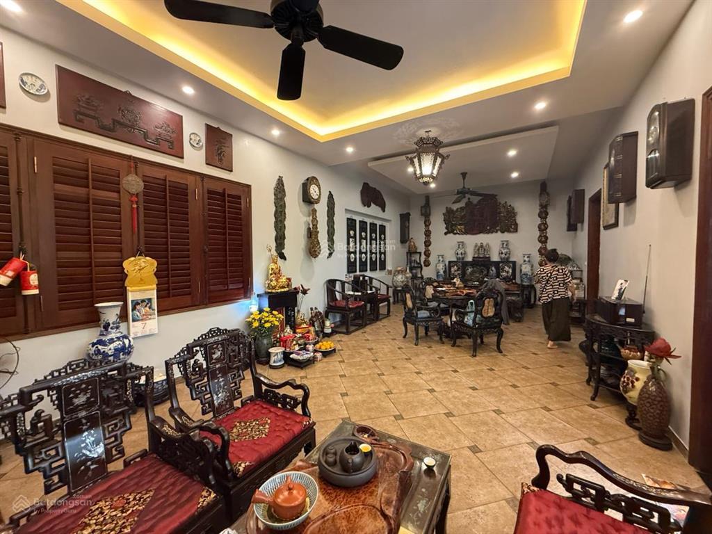 Bán nhà trích sài 272 m2 sân vườn ngõ ô tô view hồ tây ở hoặc kinh doanh homestay nhỉnh 200tr/m