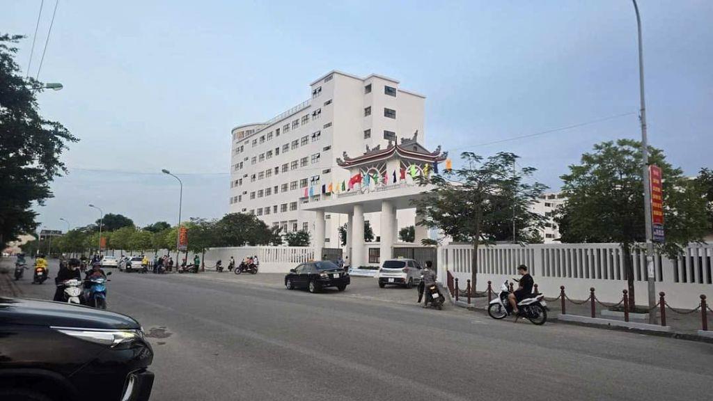 Cần bán shophau mặt đường 24m khu ĐT Hà Phong, Đang kinh doanh tốt.