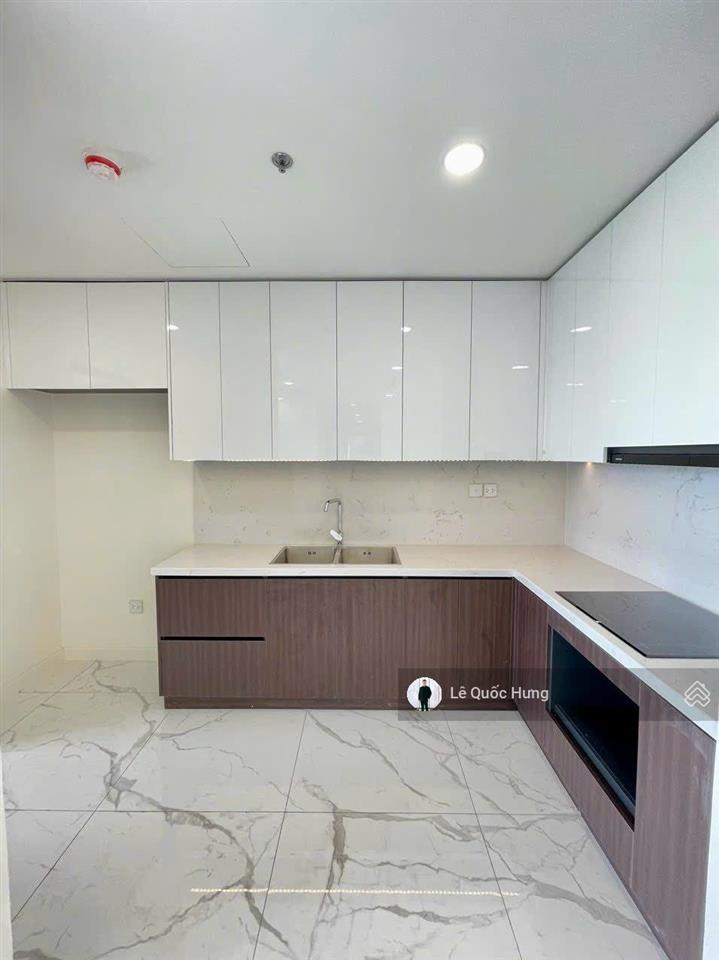 Cho thuê sunshine sky city (4pn+3wc + 1 kho ) dt 132m2 tầng cao giá thuê 22tr/tháng.