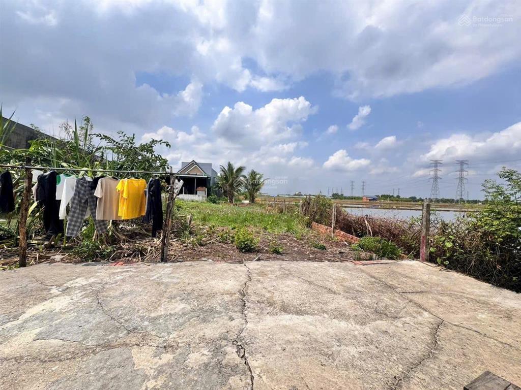 Đất ngay trung tâm thị trấn đức hoà 1 sẹt đường nhựa 135m2 full thổ shr giá 790tr siêu rẻ