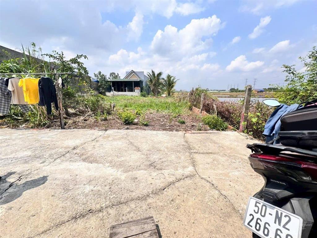 Đất ngay trung tâm thị trấn đức hoà 1 sẹt đường nhựa 135m2 full thổ shr giá 790tr siêu rẻ