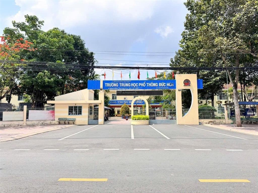 Đất ngay trung tâm thị trấn đức hoà 1 sẹt đường nhựa 135m2 full thổ shr giá 790tr siêu rẻ