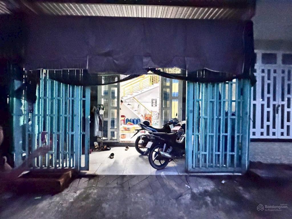 Nhà không thể rẻ hơn ngay sát kcn tân đức 1 trệt 1 lửng 2pn giá 1,3 tỷ shr