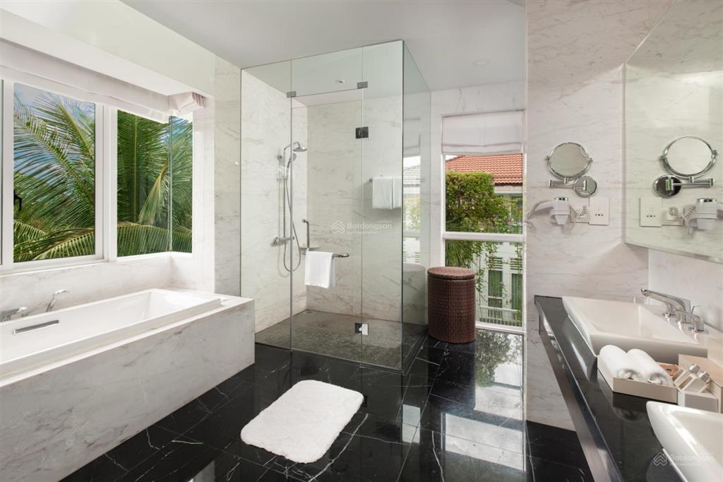 Giảm 2 tỷ cần bán gấp villa 5pn  300m2 ngay mặt biển mỹ khê. sổ đỏ lâu dài sẵn sàng công chứng