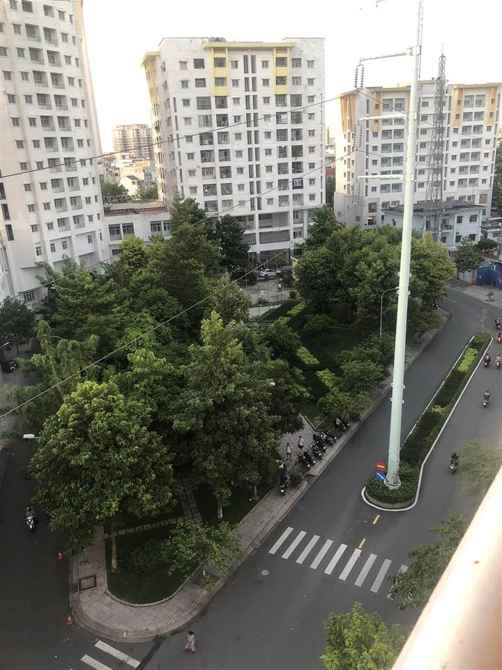 Bán căn hộ phú thọ  sổ hồng riêng. dt 65m2  2 phòng ngủ  giá bán 3 tỷ 4