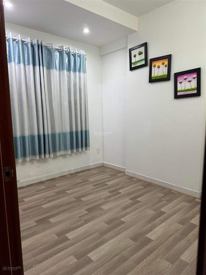 Bán căn hộ sài gòn town có diện tích 65m2, 2pn 2wc, bán giá 2 tỷ 250, giáp q tân bình.