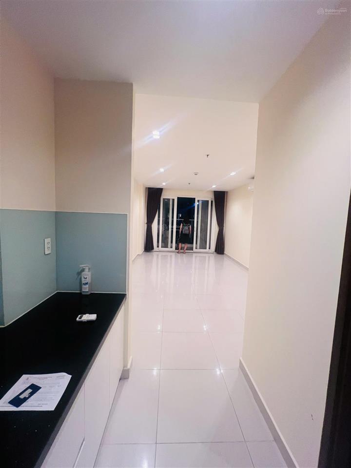 Cho thuê căn hộ sky center studio = 11tr/tháng, full nội thất, ở liền, có ban công dài rộng