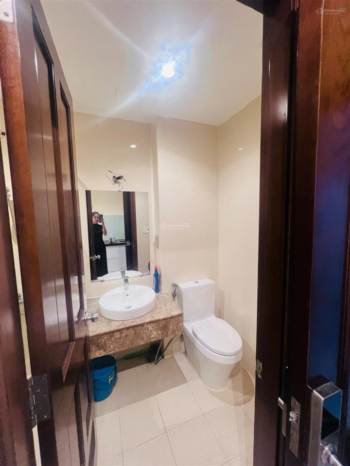 Cho thuê căn hộ sky center studio = 11tr/tháng, full nội thất, ở liền, có ban công dài rộng
