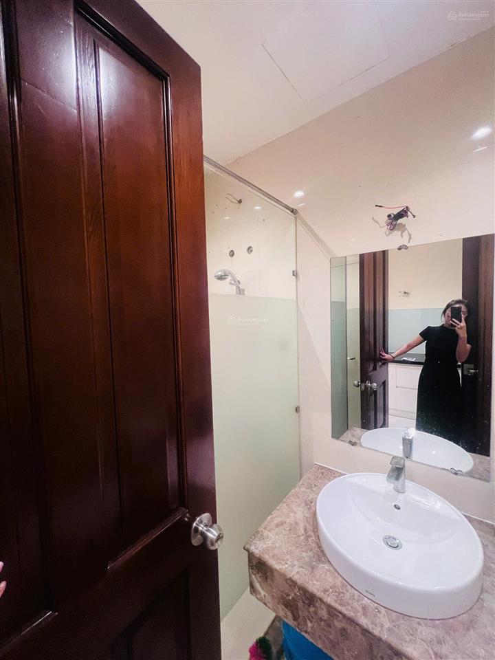 Cho thuê căn hộ sky center studio = 11tr/tháng, full nội thất, ở liền, có ban công dài rộng