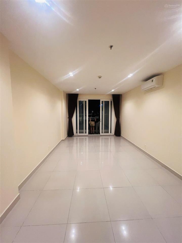 Cho thuê căn hộ sky center studio = 11tr/tháng, full nội thất, ở liền, có ban công dài rộng