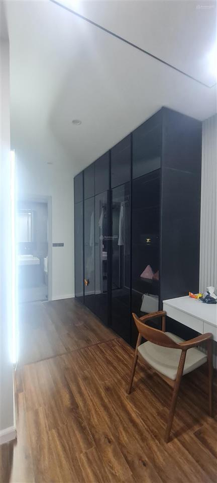 Bán căn hộ 3 phòng ngủ 107m² đầy đủ nội thất đẹp, tầng trung, bc hướng đông mát tại hpc landmark