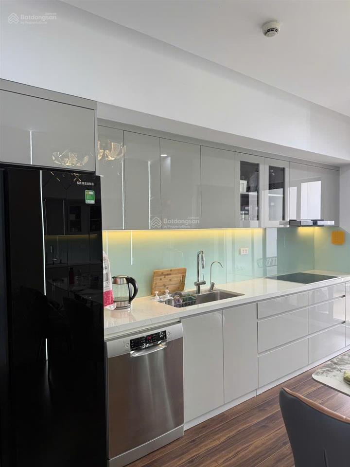 Bán căn hộ 3 ngủ full nội thất đẹp, ban công sân vườn rộng hướng mát