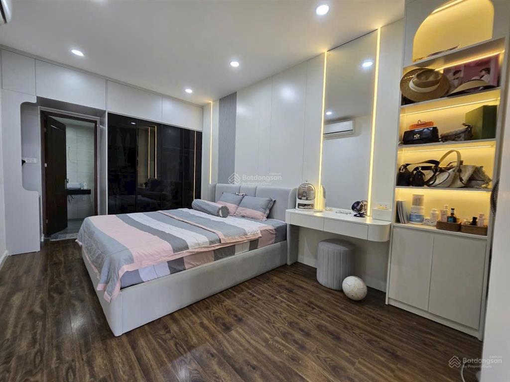 Bán căn hộ 3 ngủ full nội thất đẹp, ban công sân vườn rộng hướng mát