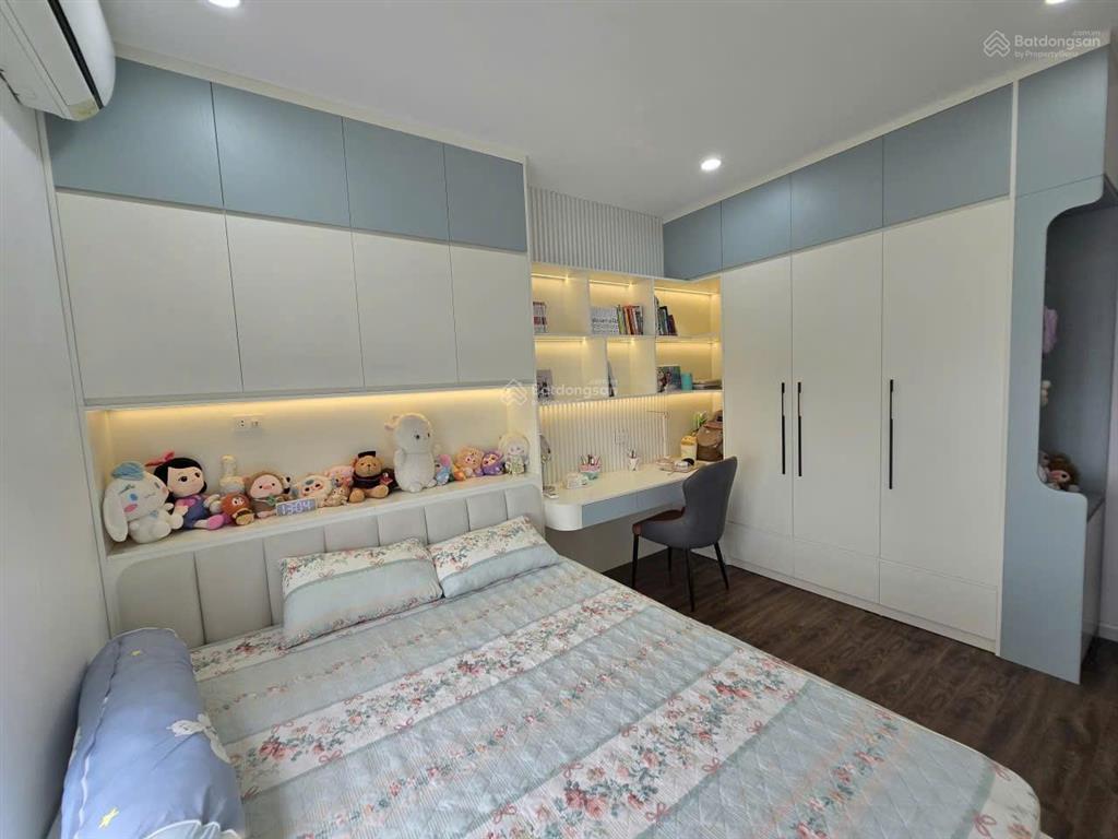 Bán căn hộ 3 ngủ full nội thất đẹp, ban công sân vườn rộng hướng mát