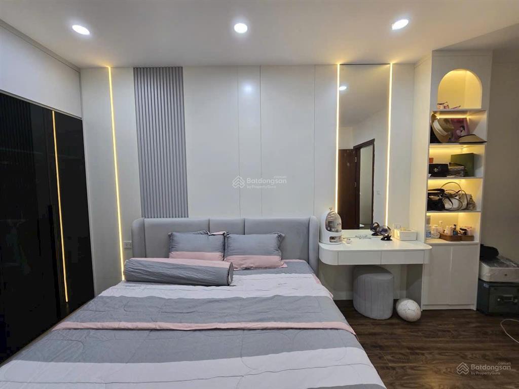 Bán căn hộ 3 ngủ full nội thất đẹp, ban công sân vườn rộng hướng mát