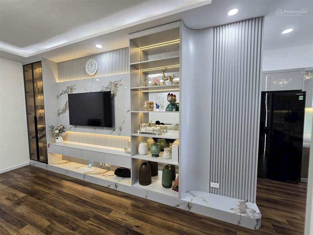 Bán căn hộ 3 ngủ full nội thất đẹp, ban công sân vườn rộng hướng mát