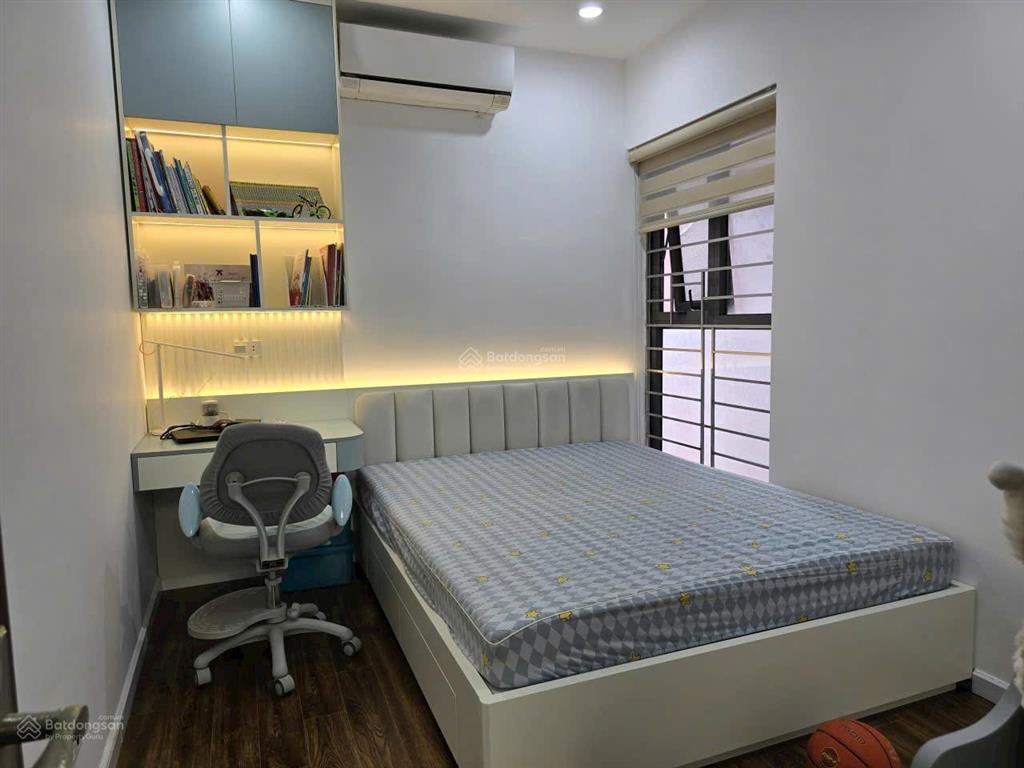 Bán căn hộ 3 ngủ full nội thất đẹp, ban công sân vườn rộng hướng mát