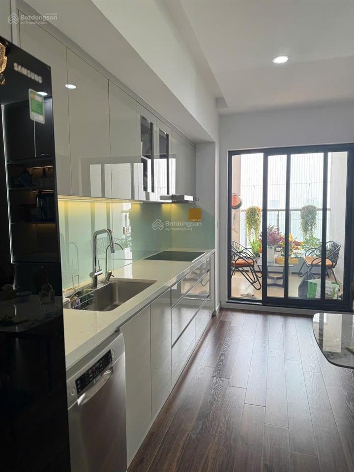 Bán căn hộ 3 ngủ full nội thất đẹp, ban công sân vườn rộng hướng mát