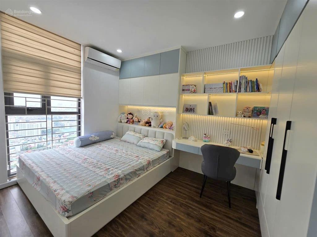 Bán căn hộ 3 ngủ full nội thất đẹp, ban công sân vườn rộng hướng mát