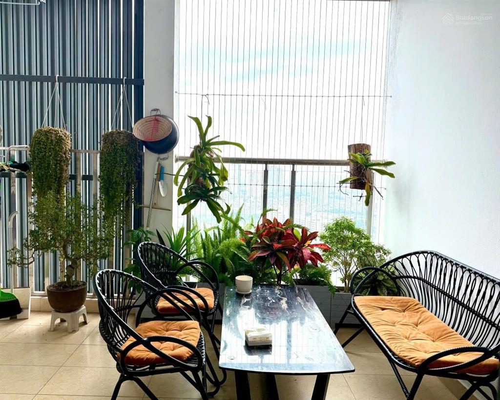 Bán căn hộ 3 ngủ full nội thất đẹp, ban công sân vườn rộng hướng mát