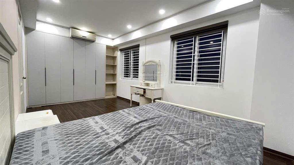 Bán căn hộ 4 phòng ngủ tòa ct5 kđt mới văn khê. full nội thất, tầng trung, hướng mát giá tốt