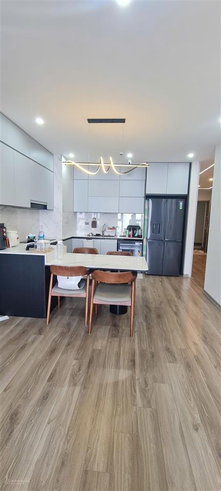 Bán căn hộ 3 phòng ngủ 107m² đầy đủ nội thất đẹp, tầng trung, bc hướng đông mát tại hpc landmark