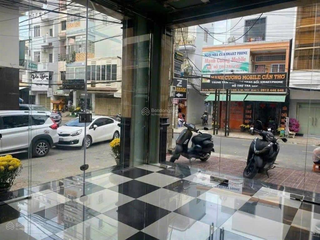 Bán khách sạn góc 3 mặt tiền có thang máy đường trần quang khải, cách đường nguyễn trãi 100m