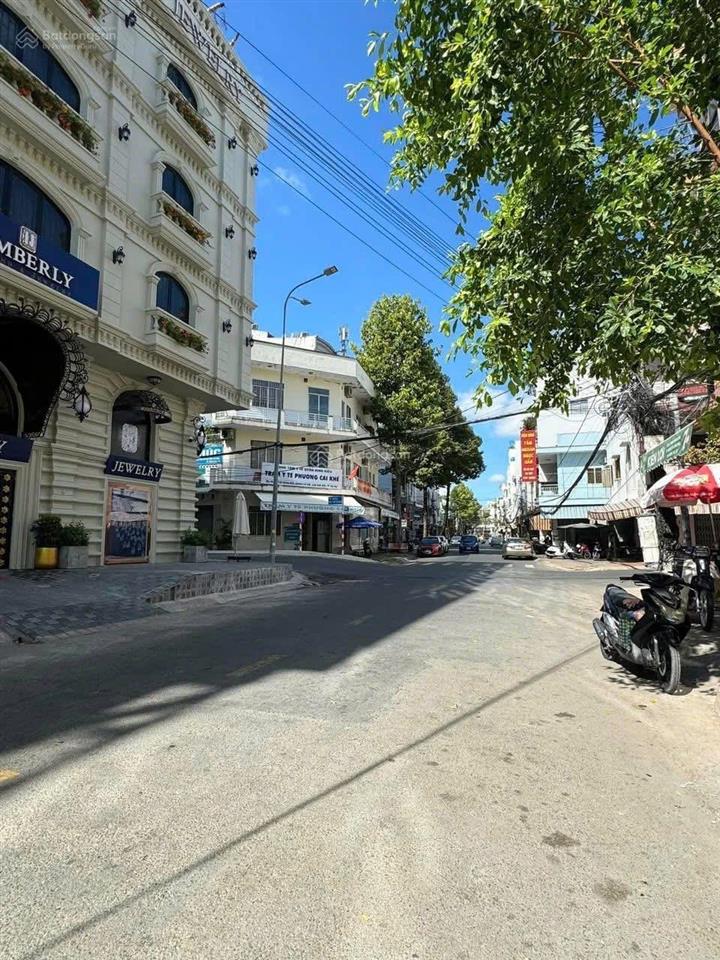 Bán khách sạn góc 3 mặt tiền có thang máy đường trần quang khải, cách đường nguyễn trãi 100m