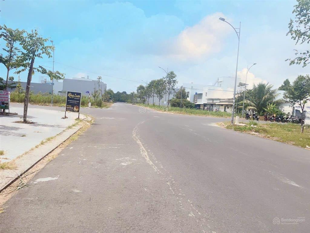 Bán cặp gốc 2 mặt tiền đường d13 và d5 hồng loan 11x18m