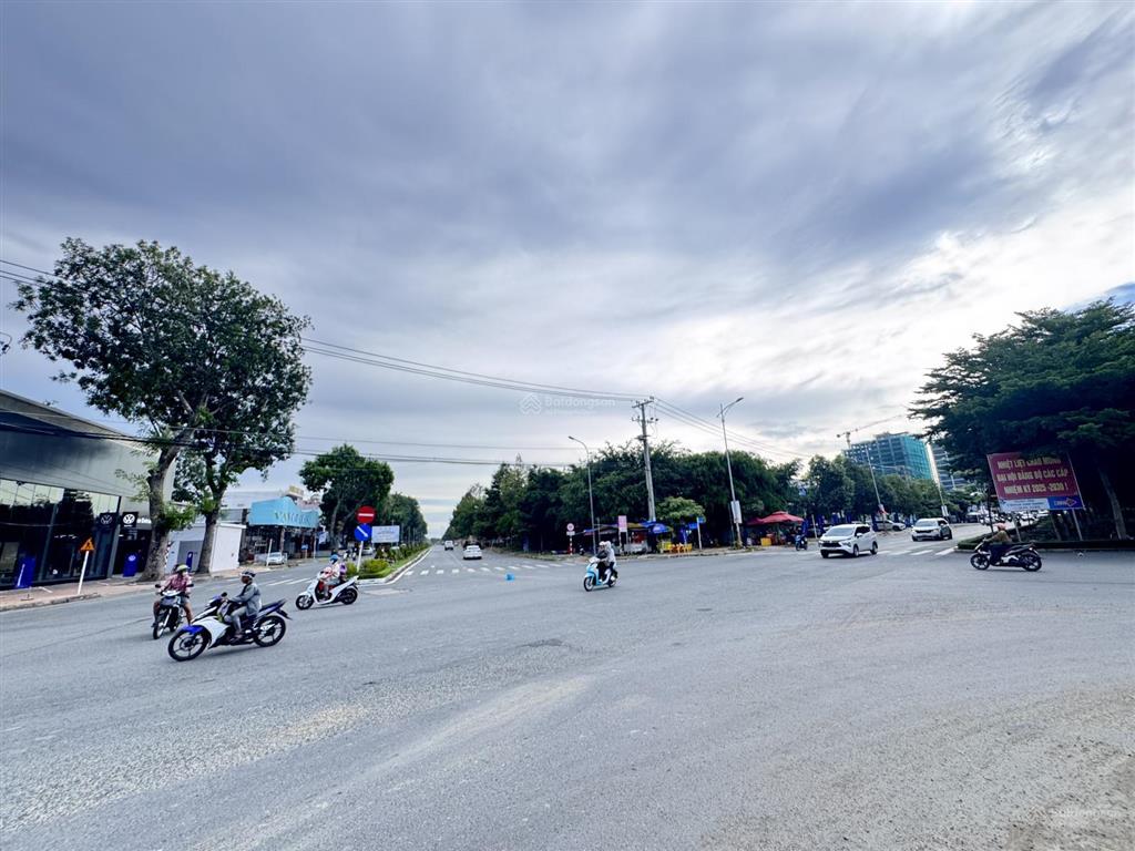 Bán nền gốc 3 mặt tiền đường võ nguyên giáp và đường vào thành đội cần thơ diện tích 2.411m2