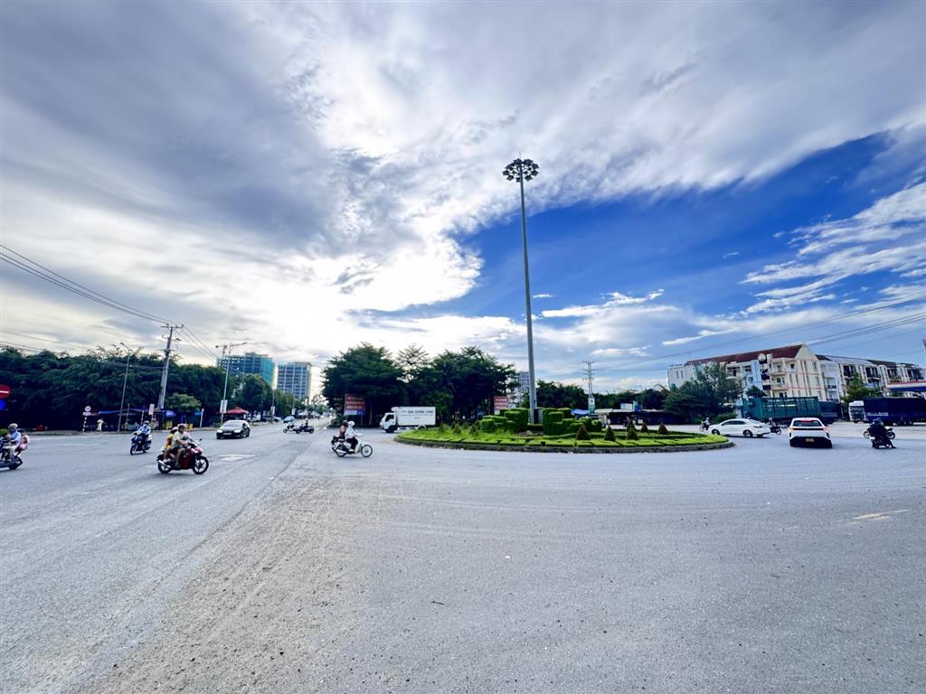 Bán nền gốc 3 mặt tiền đường võ nguyên giáp và đường vào thành đội cần thơ diện tích 2.411m2