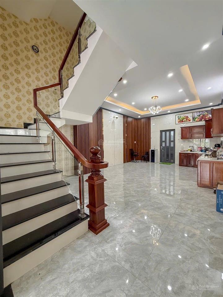 Bán nhà 2 lầu khu văn hoá tây đô gần bờ kè dt 5x17,75m giá 4.8 tỷ