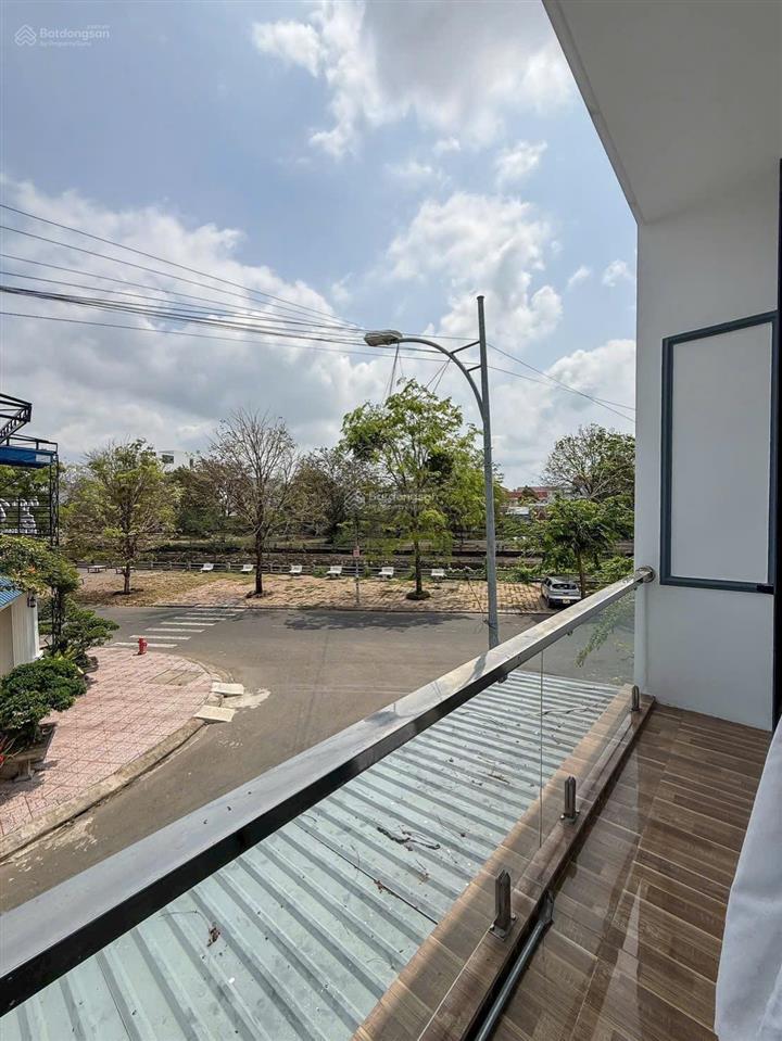 Bán nhà 2 lầu khu văn hoá tây đô gần bờ kè dt 5x17,75m giá 4.8 tỷ