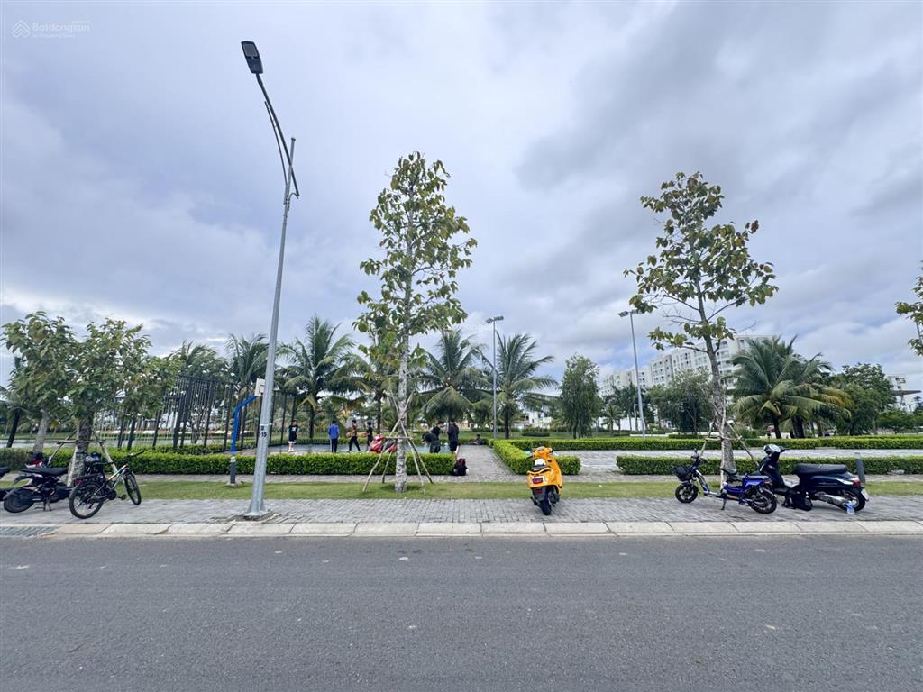 Bán cặp nền đường d8 đối diện hồ cảnh quan khu nam long central lake