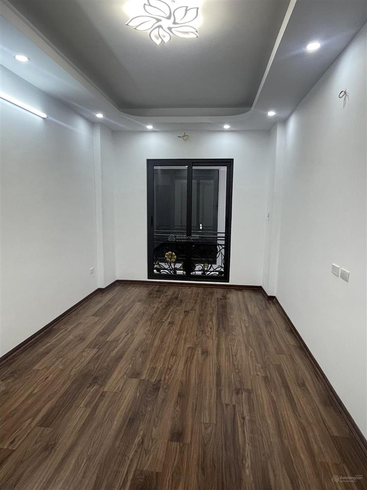 Hiếm chỉ hơn 6 tỷ nhà mới 5 tầng phố việt hưng gần vinhomes long biên 30m2.  xem nhà 0382 353 ***
